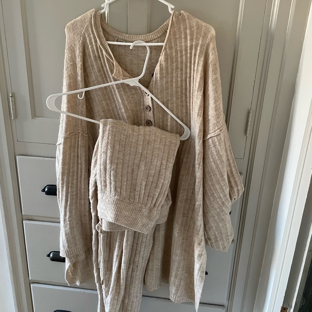 FREE PEOPLE AROUND THE CLOCK HENLEY TOP AND JOGGER SWEATPANTS - COLOR OATMEAL